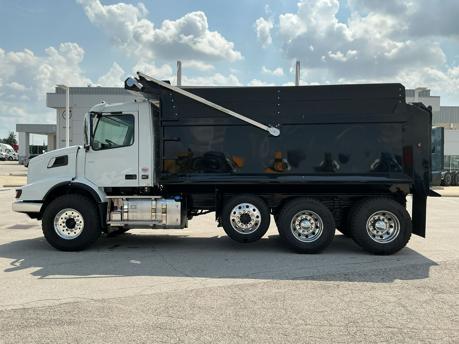 2026 Volvo - image 8