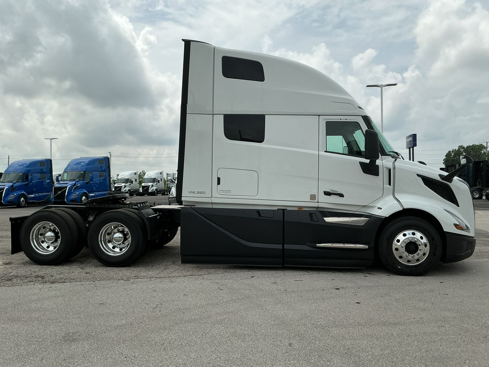 2026 Volvo - image 4