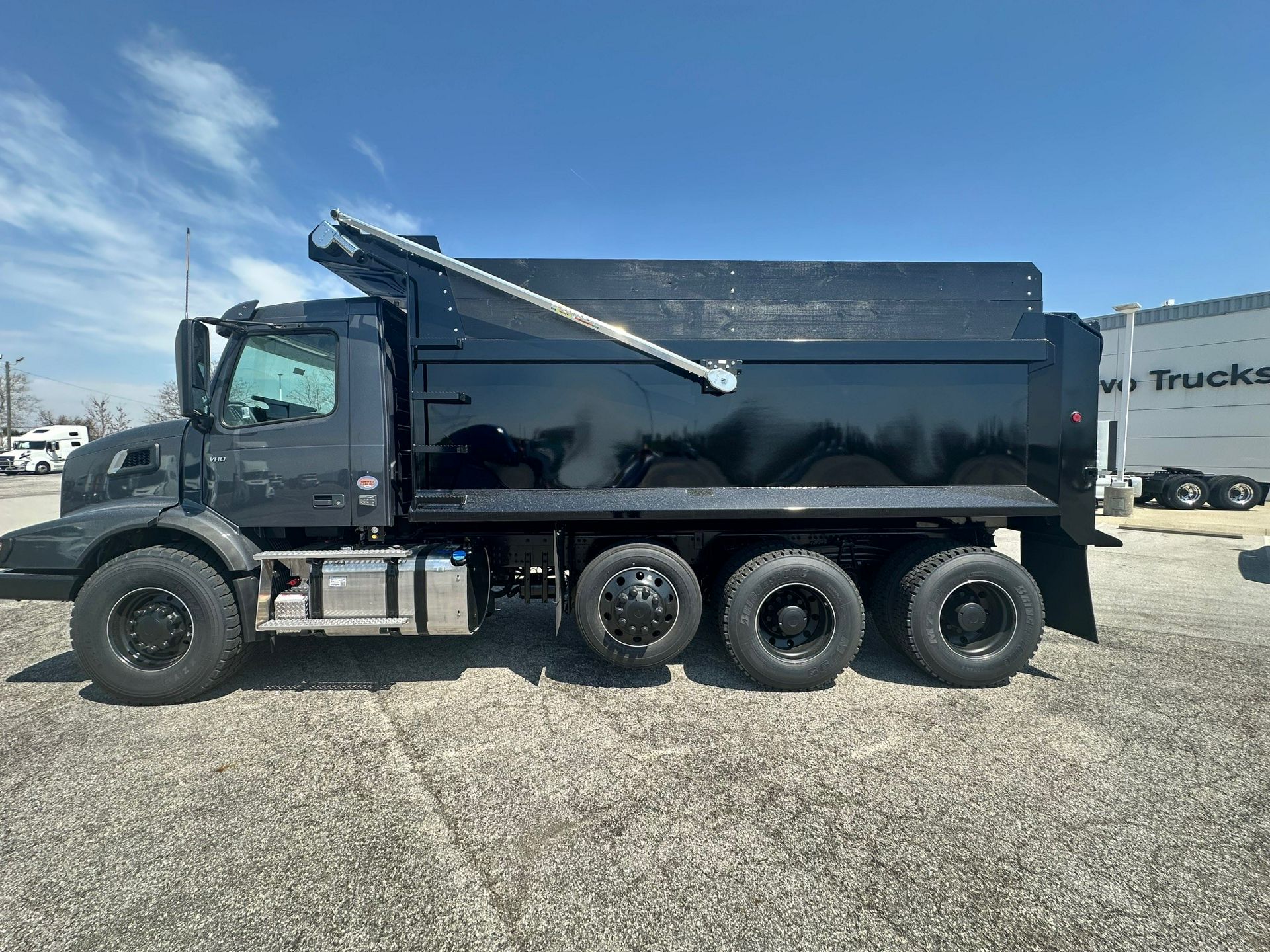 2025 Volvo - image 8