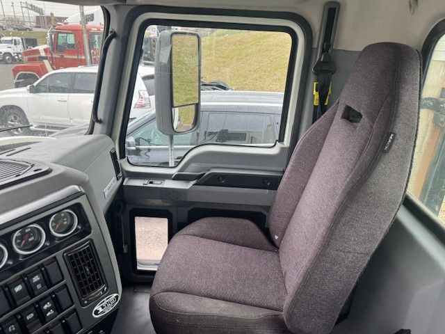 2019 Mack - image 7