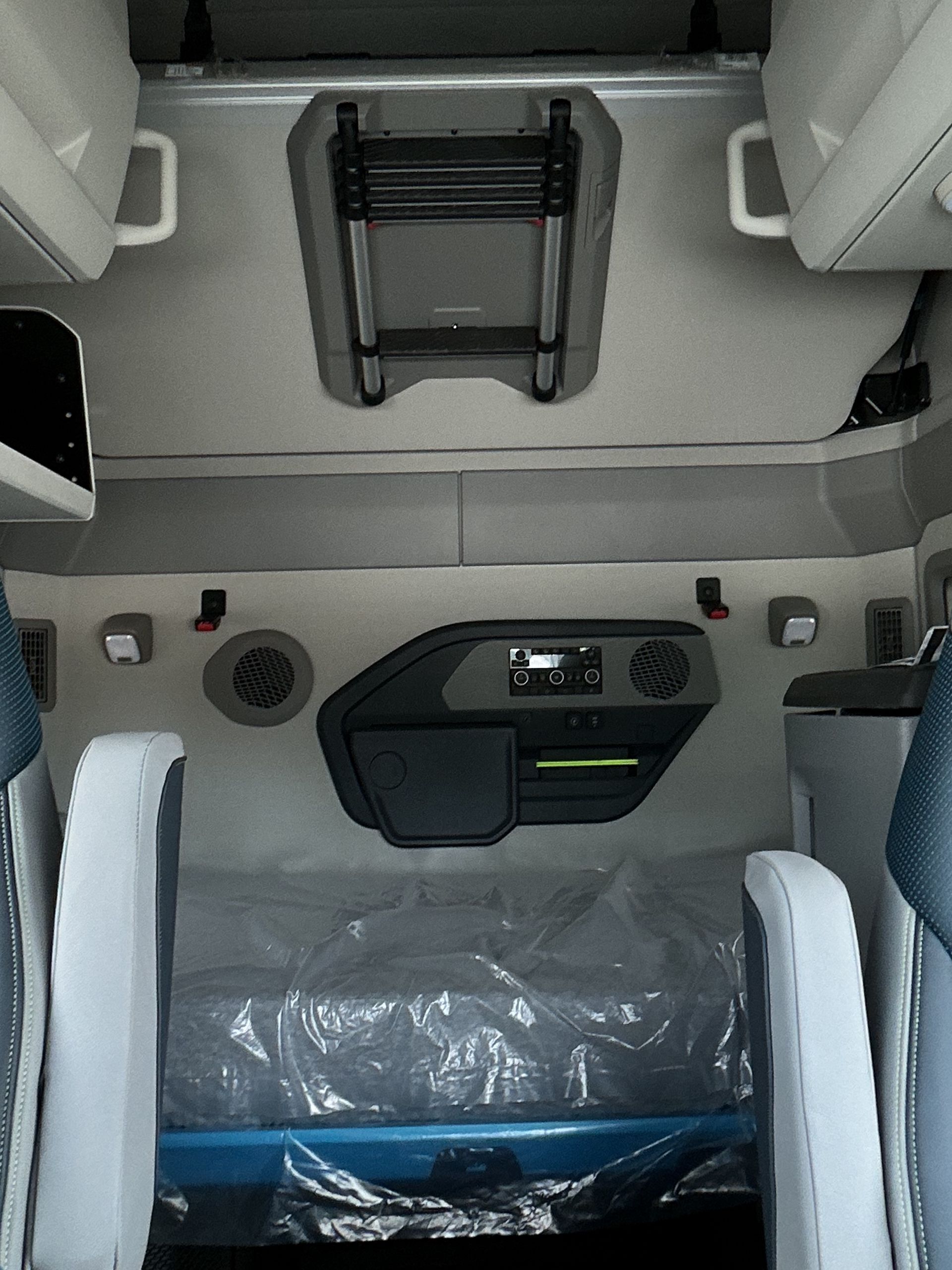 2025 Volvo - image 21