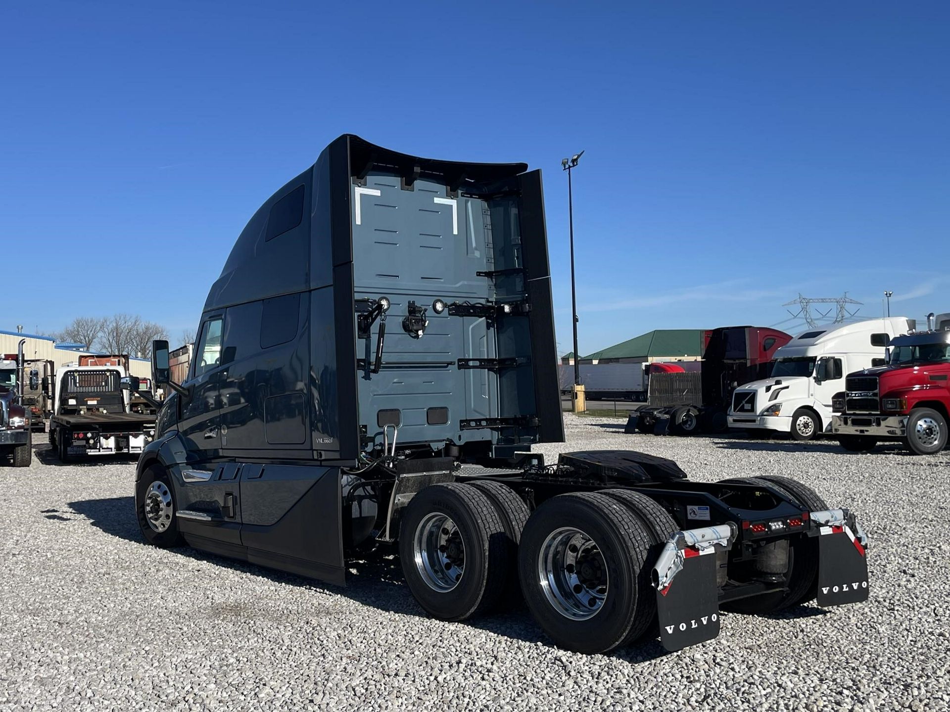 2027 Volvo - image 5