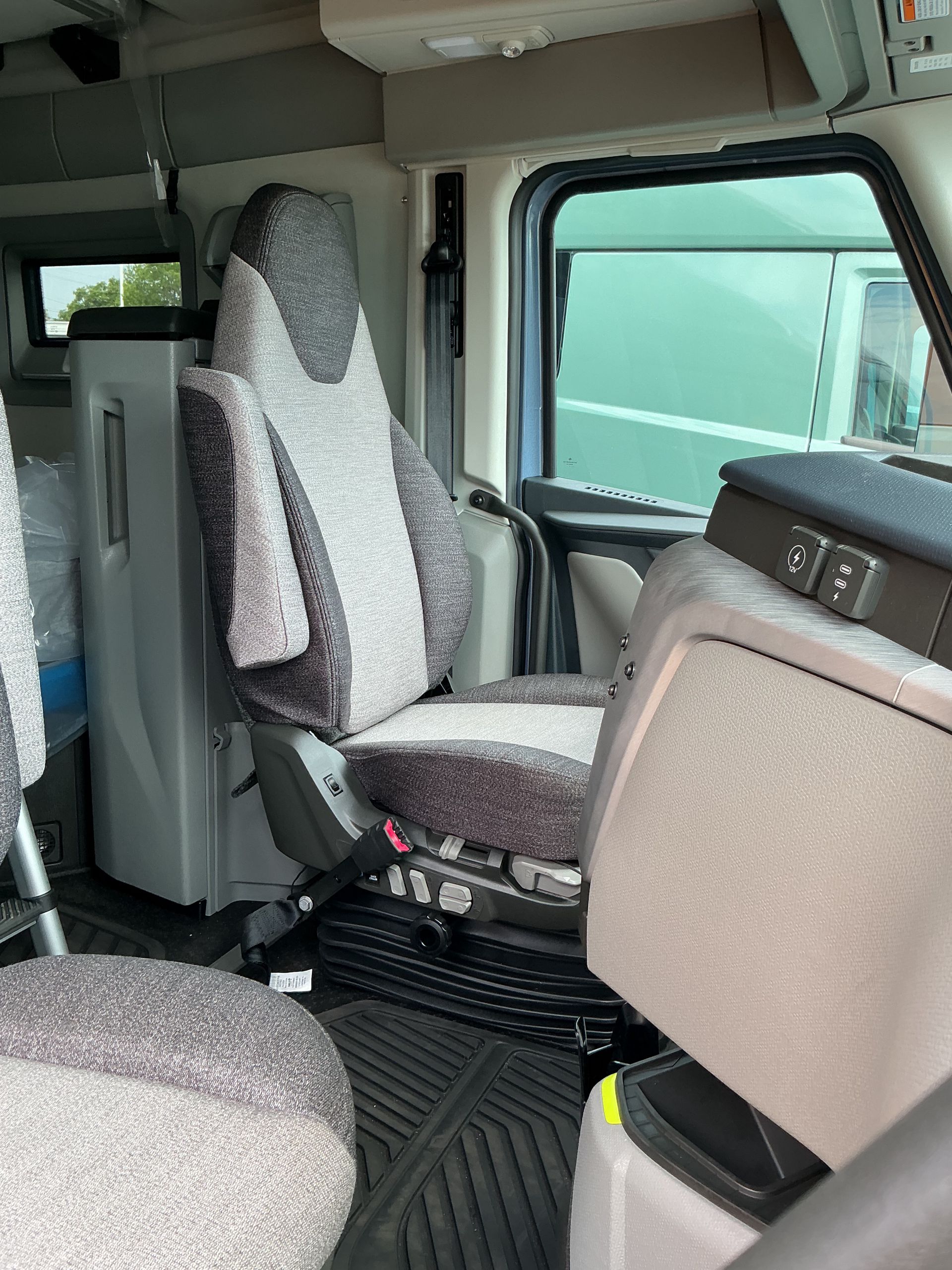 2026 Volvo - image 9