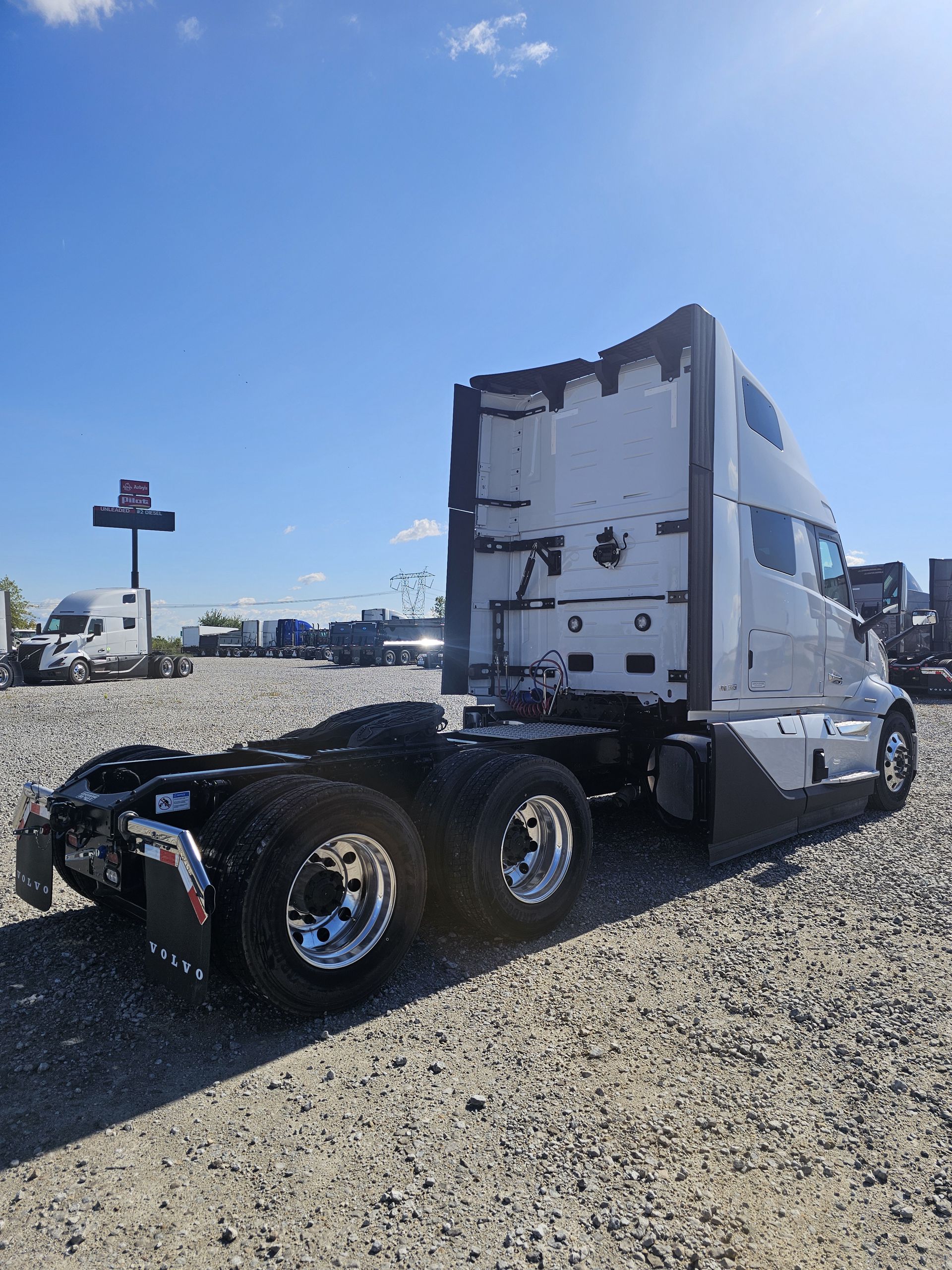 2025 Volvo - image 3