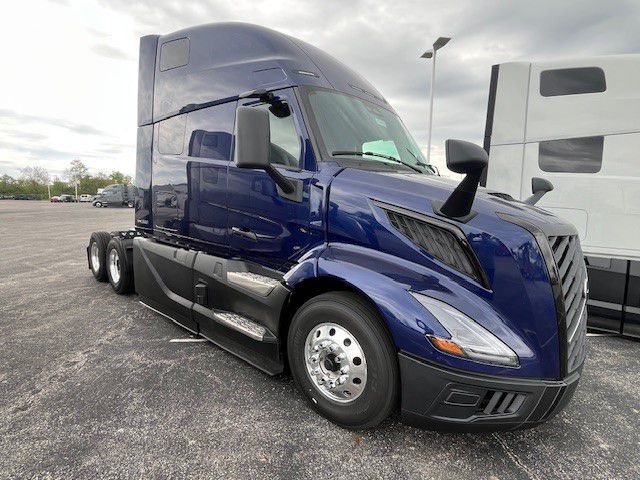 2027 Volvo VNL 860 in Indianapolis, IN — photo 3