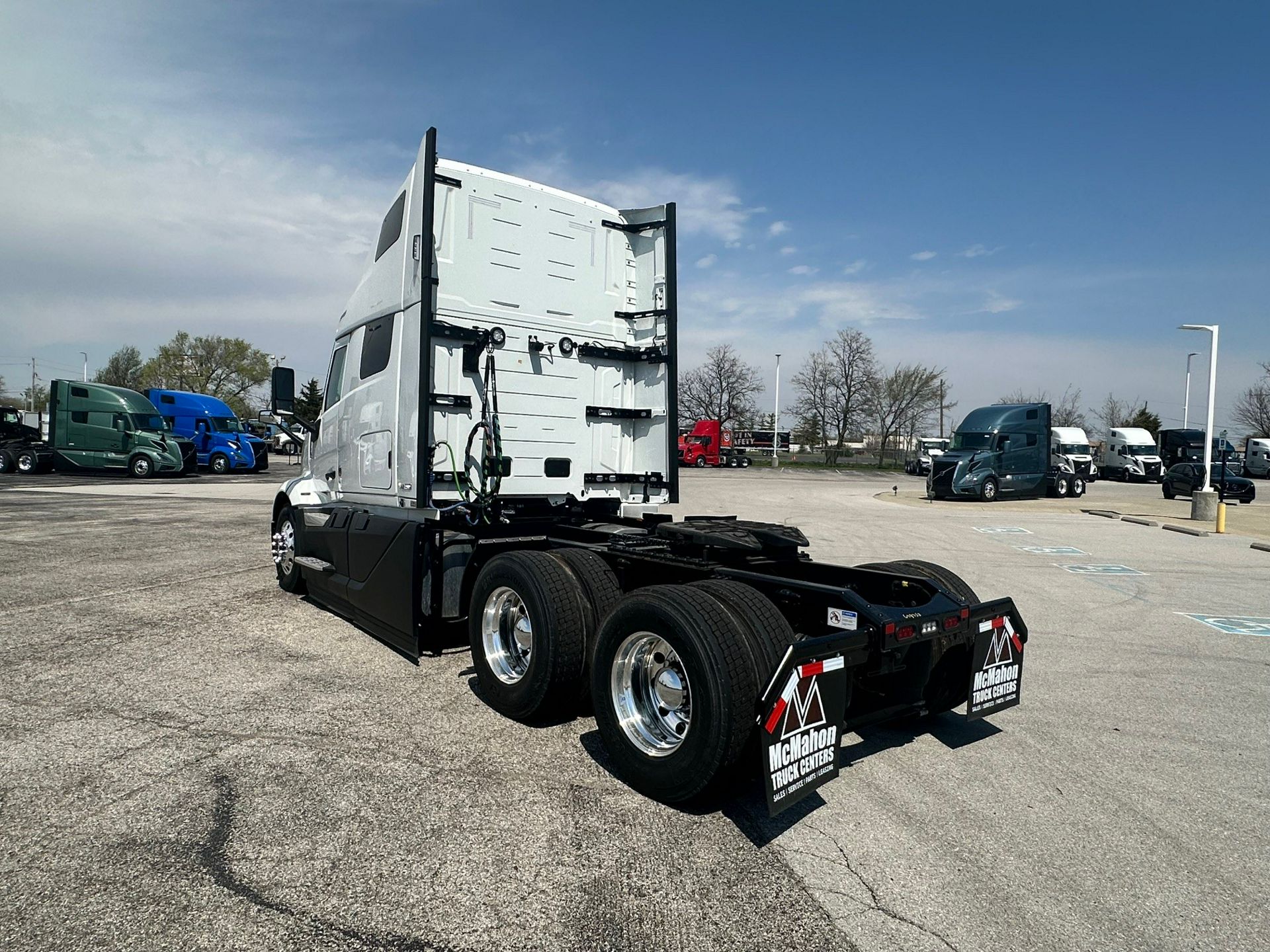 2026 Volvo - image 7