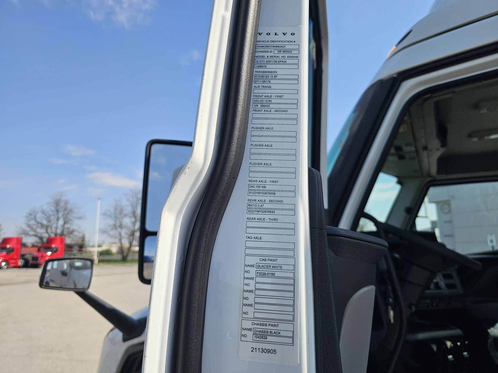 2025 Volvo - image 10