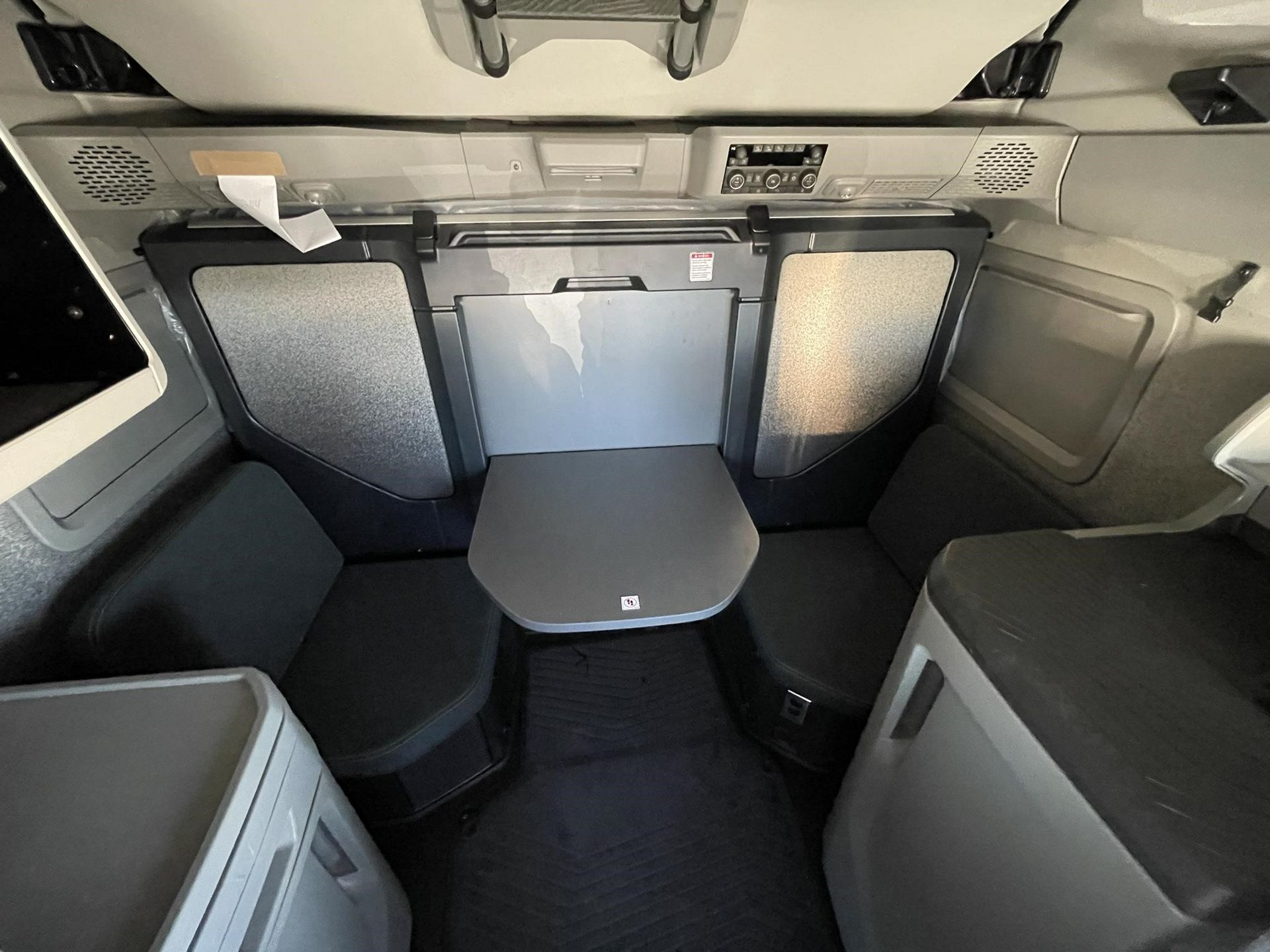 2027 Volvo - image 11