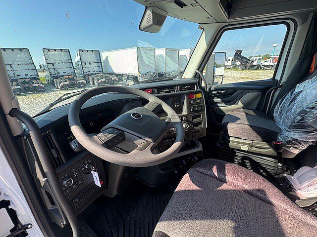 2027 Volvo VNL 860 in London, OH — photo 5