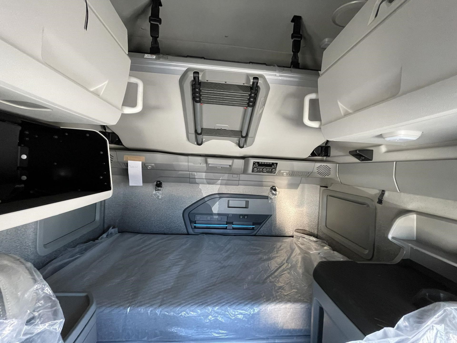 2027 Volvo - image 12