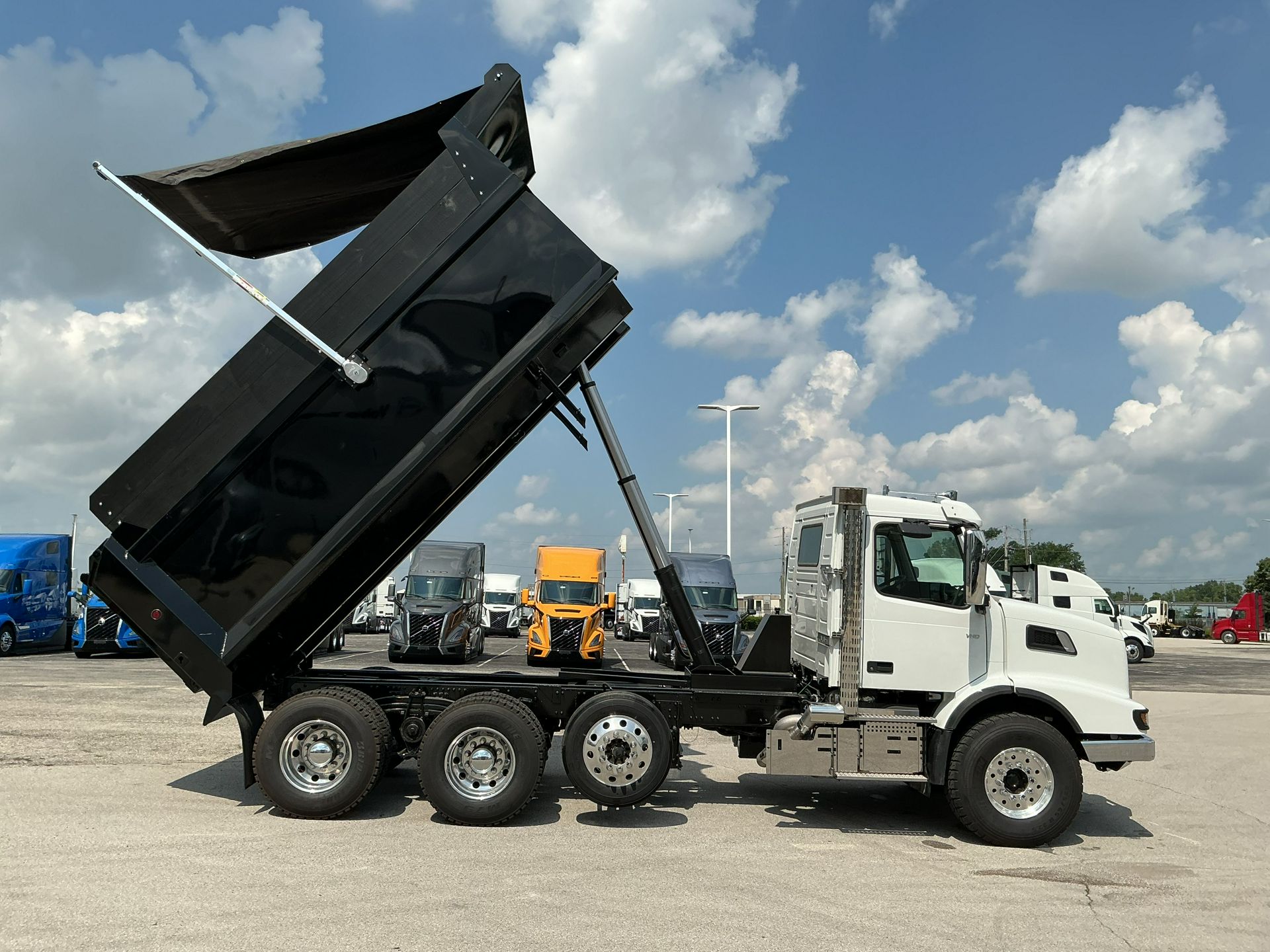 2026 Volvo - image 14