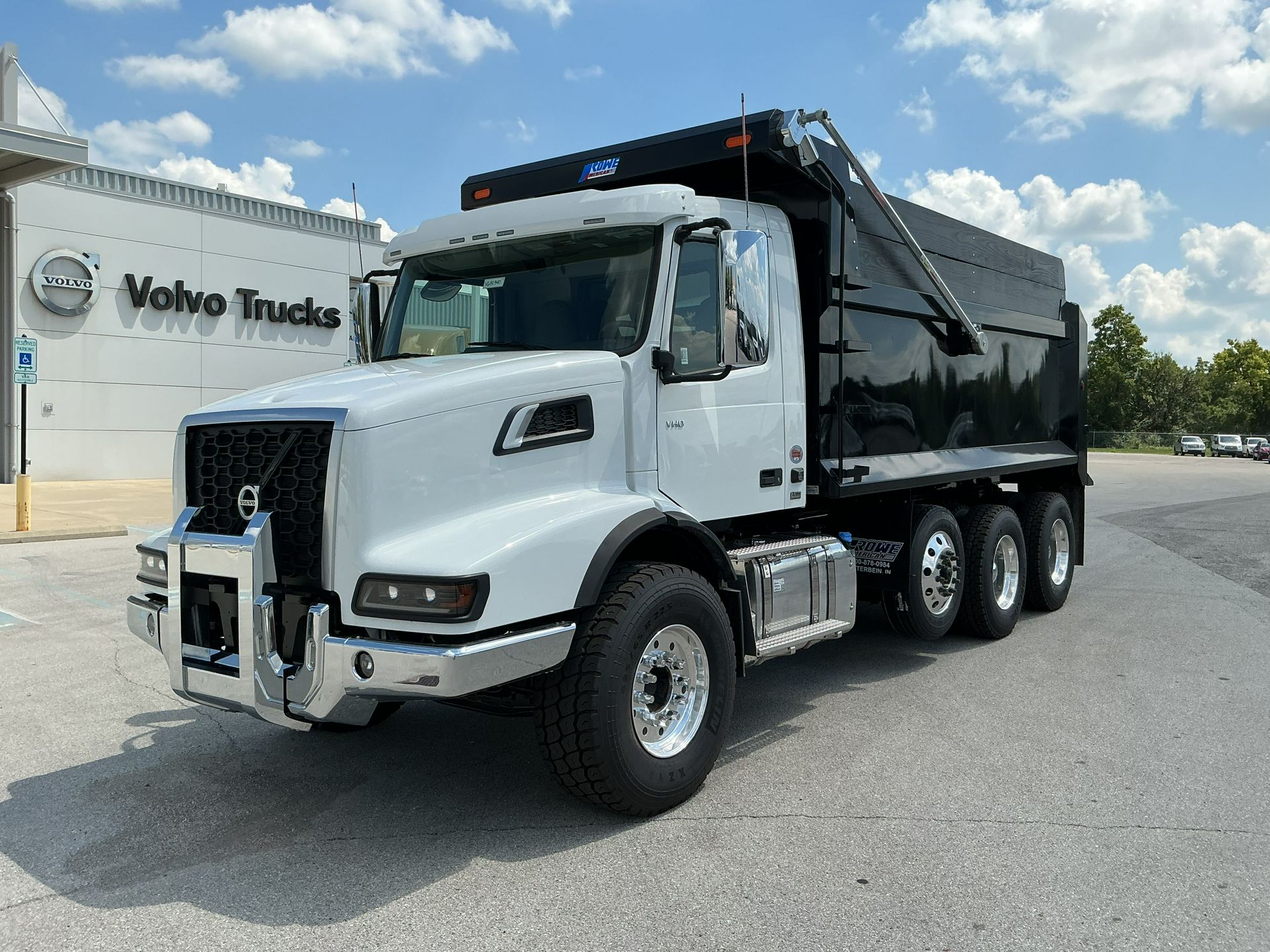 2025 Volvo VHD84B300