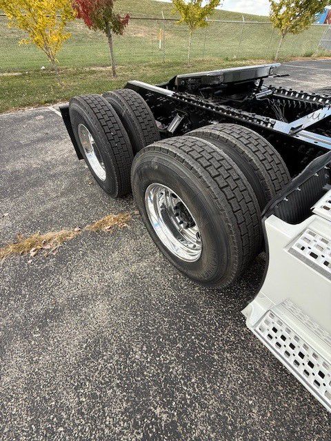 2024 Volvo - image 4