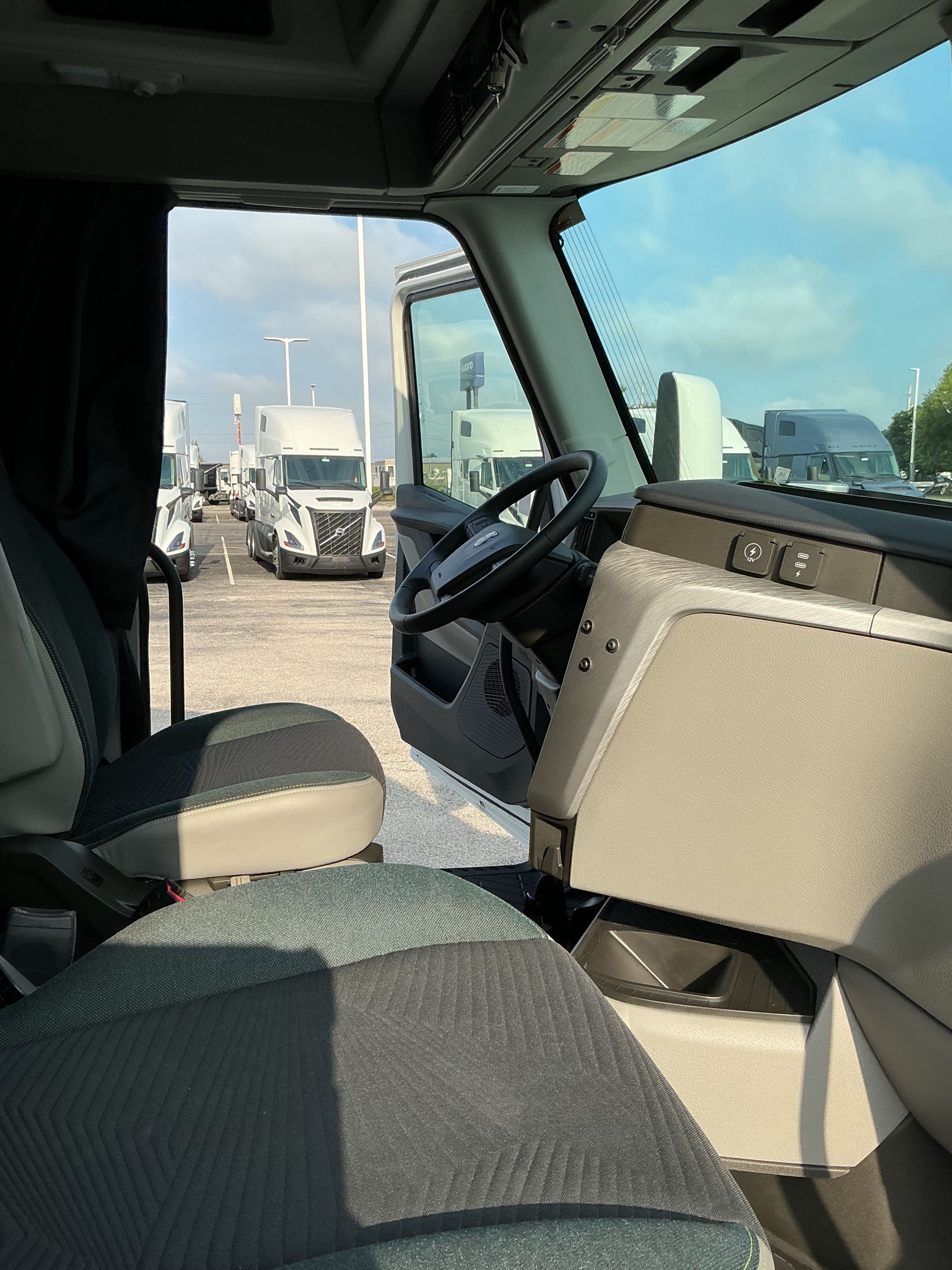 2026 Volvo - image 15