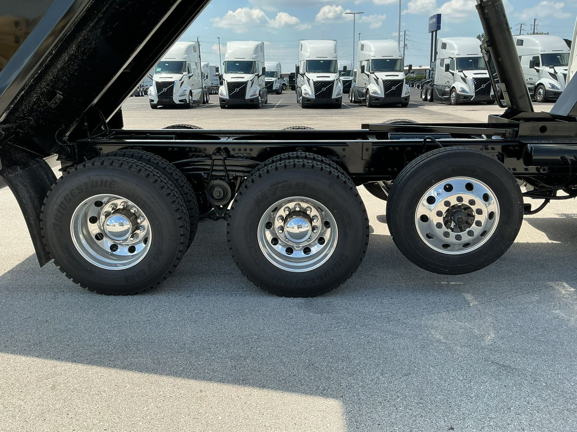 2025 Volvo - image 11