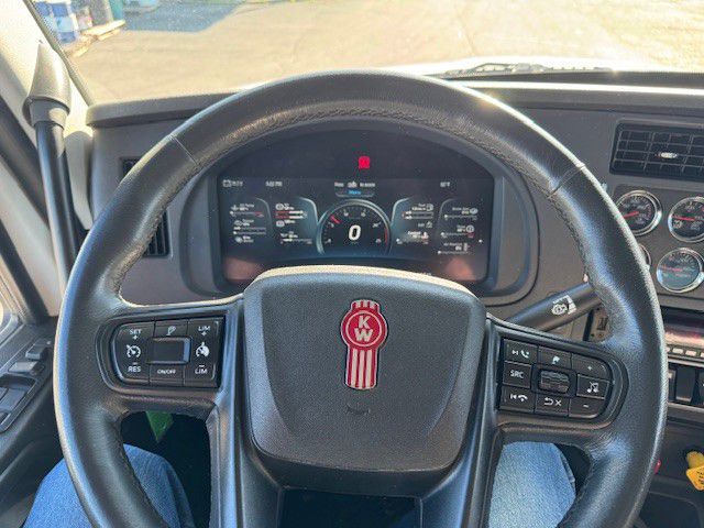 2025 Kenworth T880 - image 12