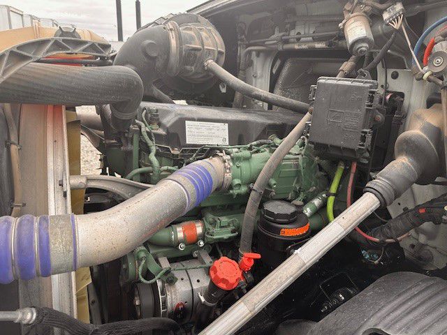 2018 Volvo - image 23