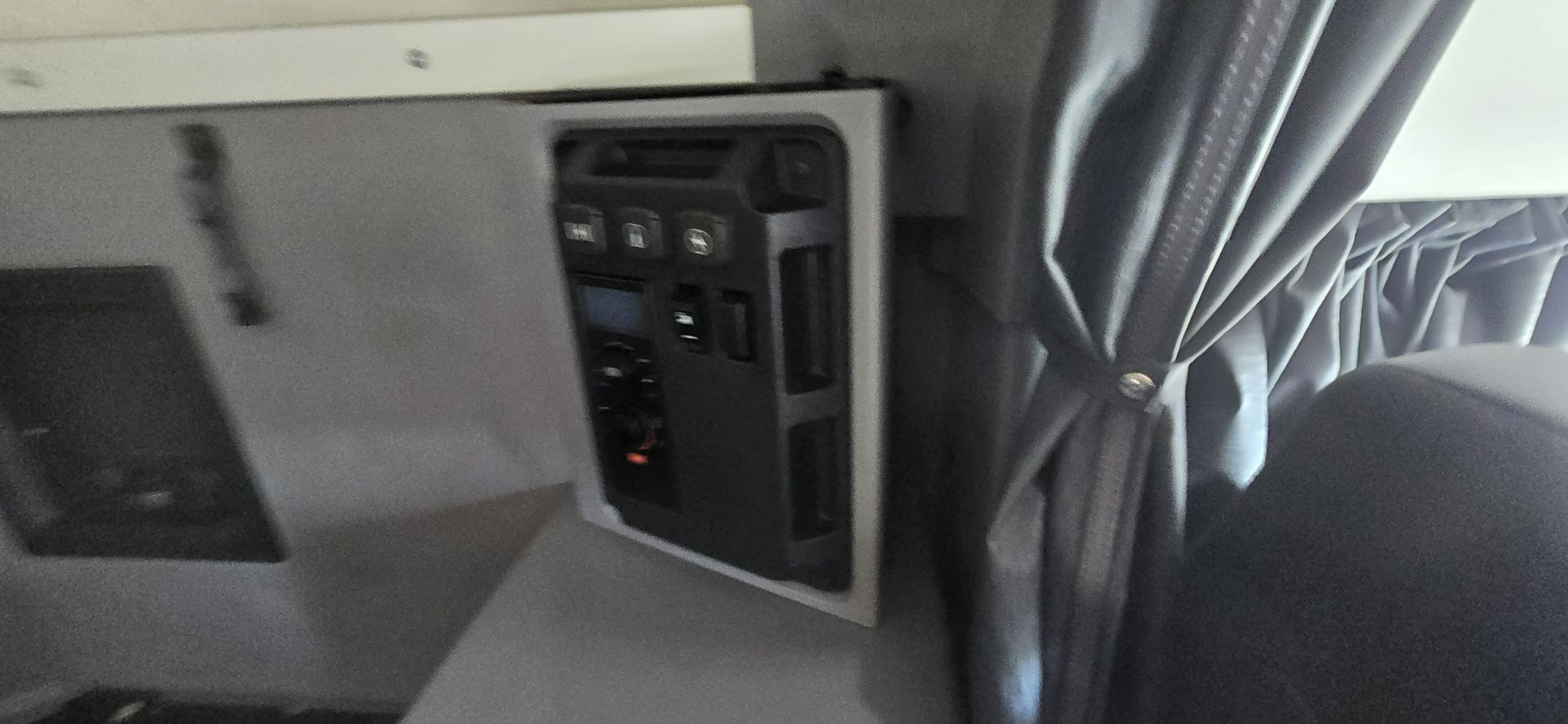 2020 Mack Anthem - image 38