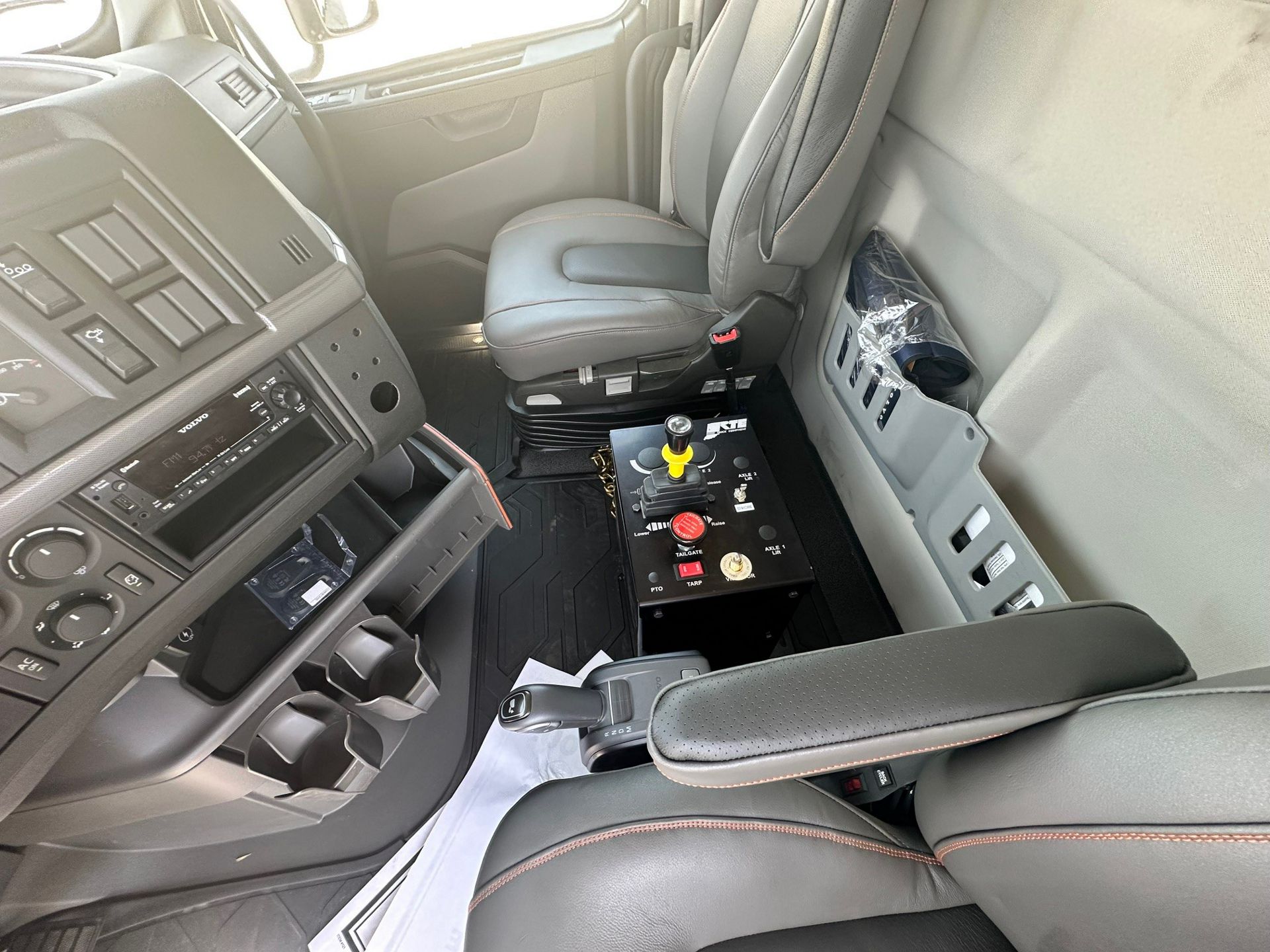 2025 Volvo - image 10