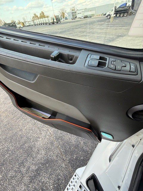 2024 Volvo - image 15