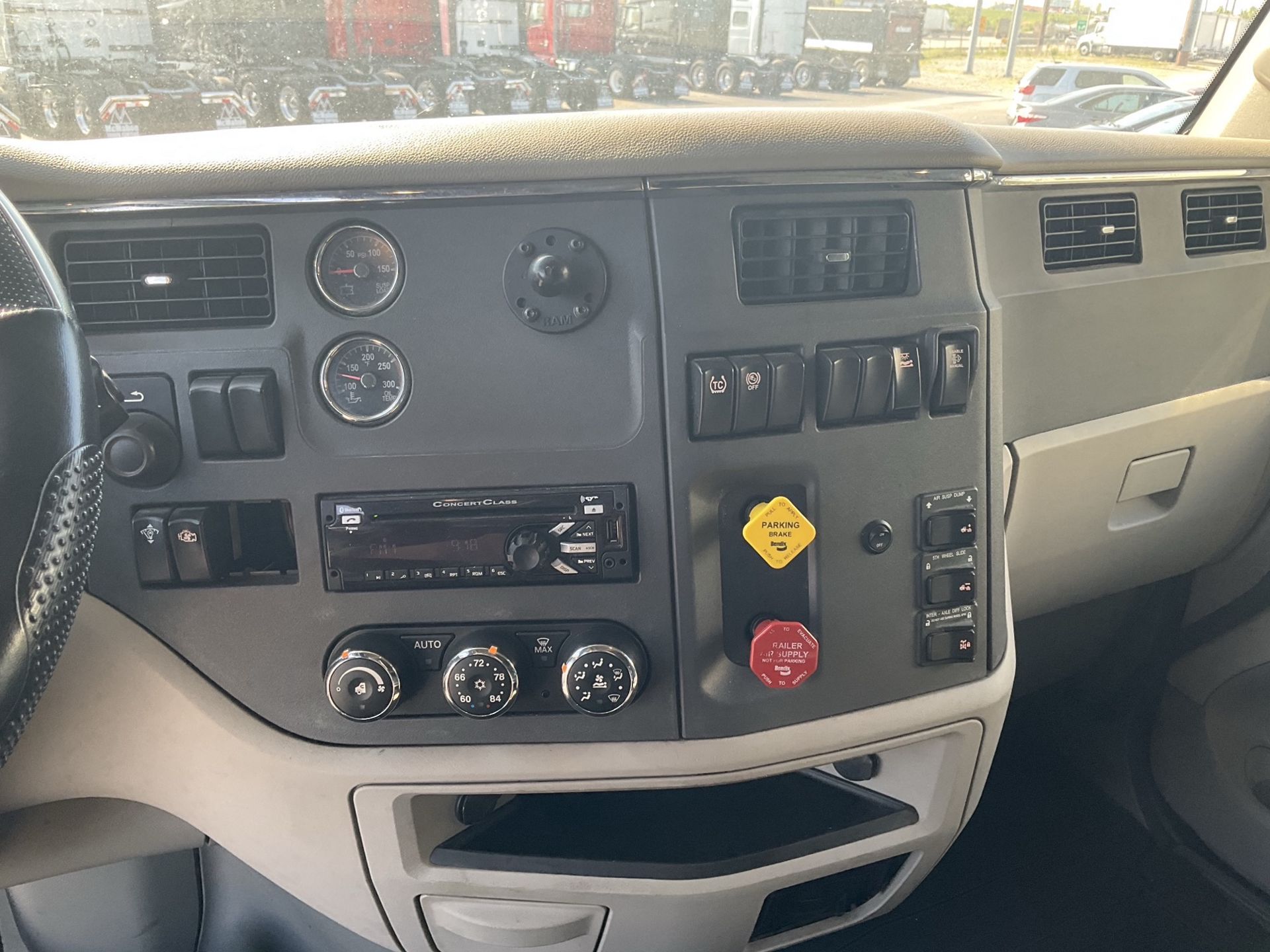 2019 Peterbilt 579 - image 15