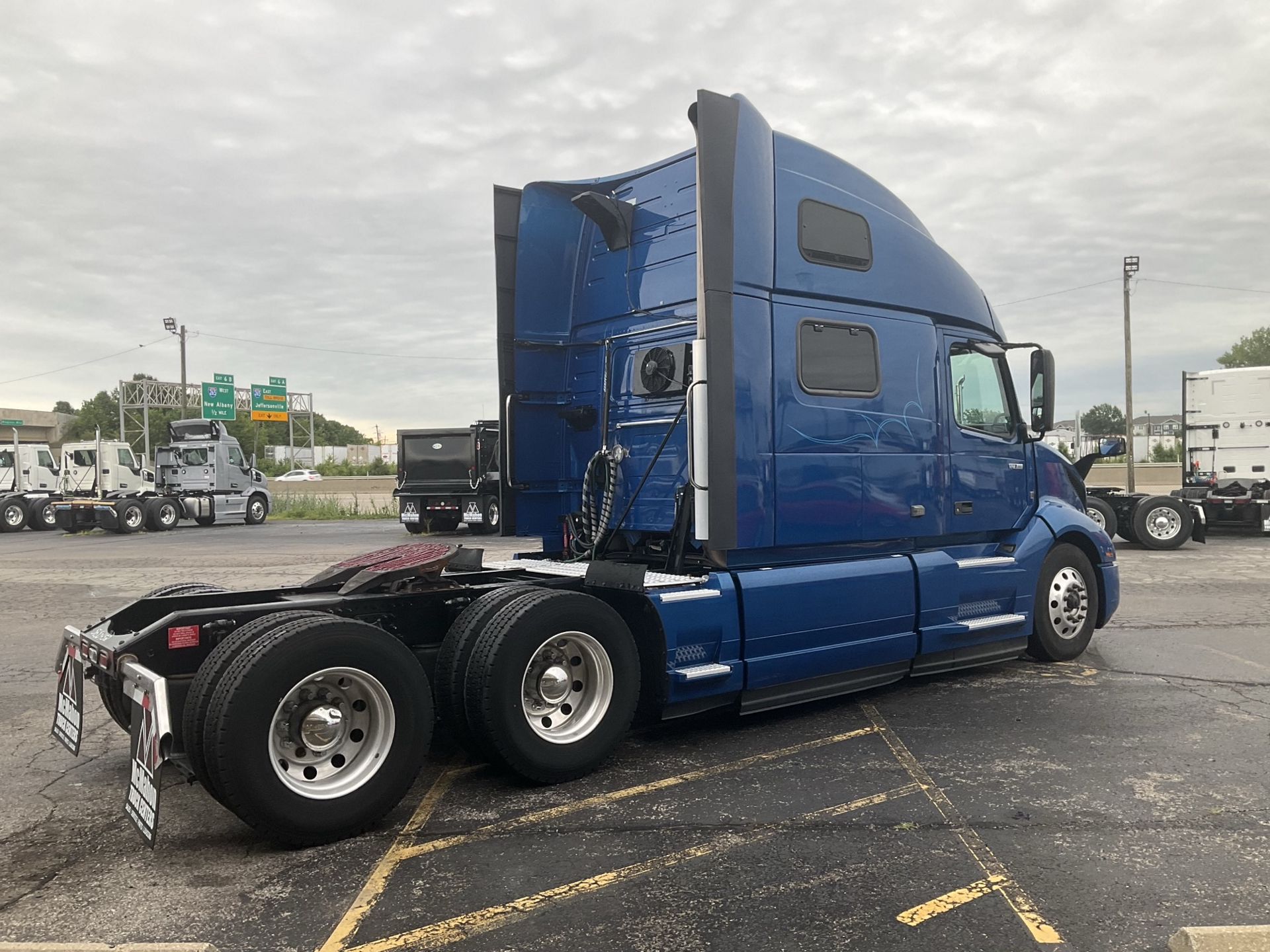 2022 Volvo VNL 860 in Indianapolis, IN — photo 5