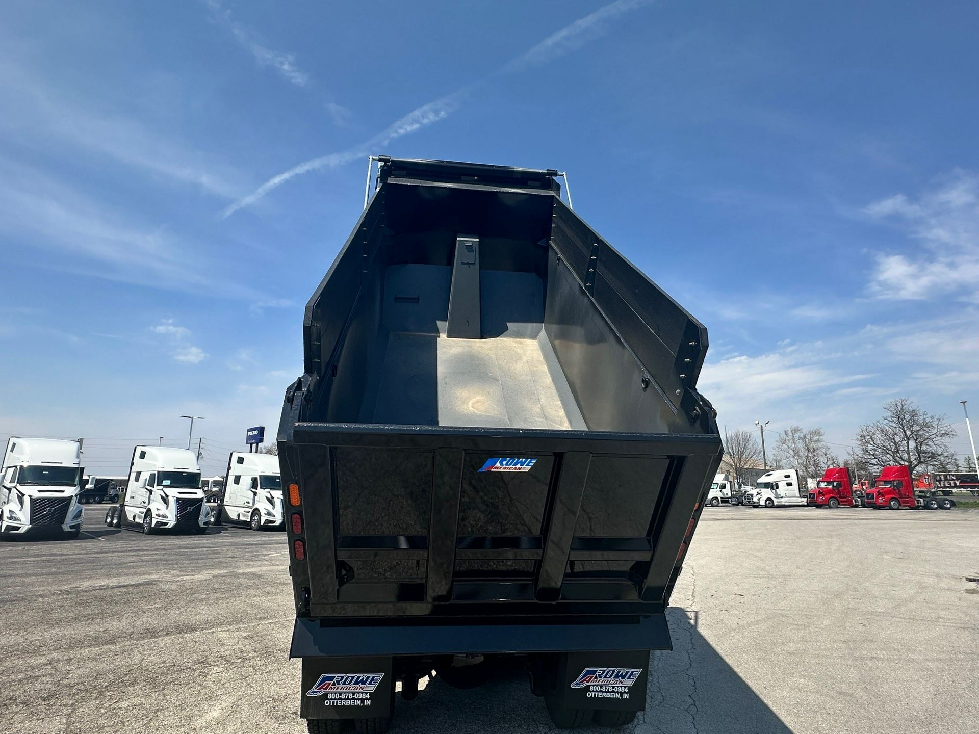 2025 Volvo - image 12