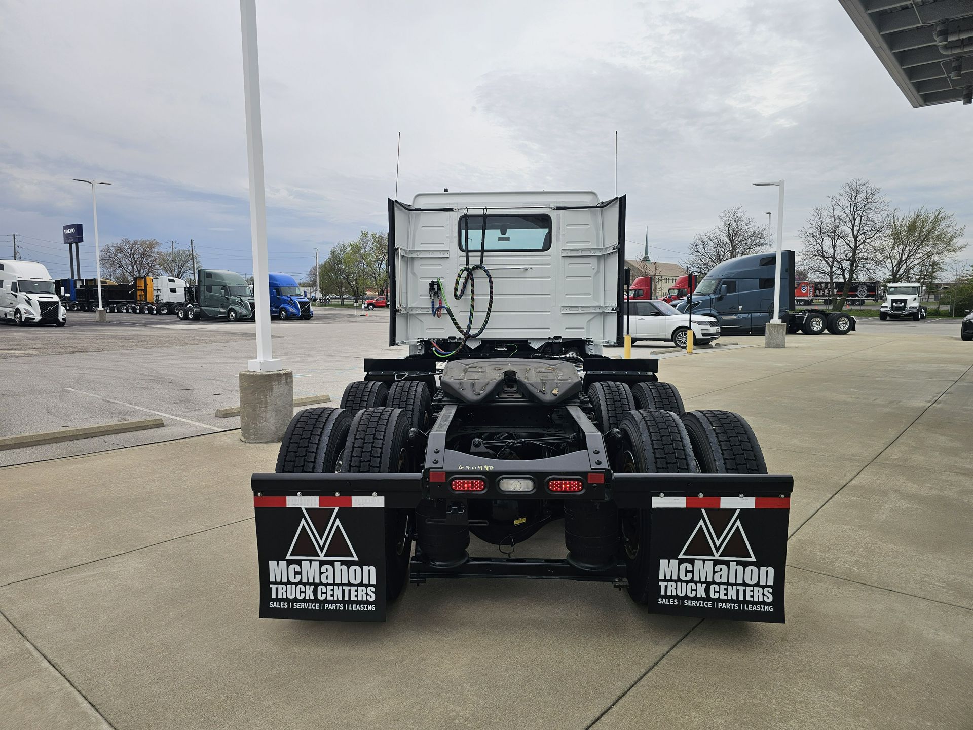 2025 Volvo - image 5