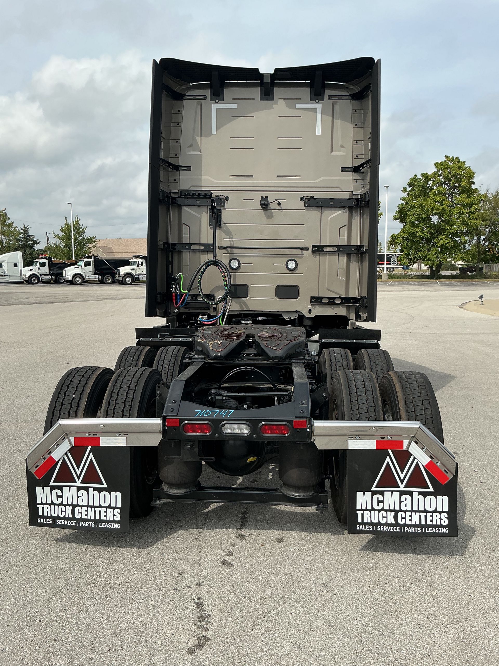 2026 Volvo - image 6