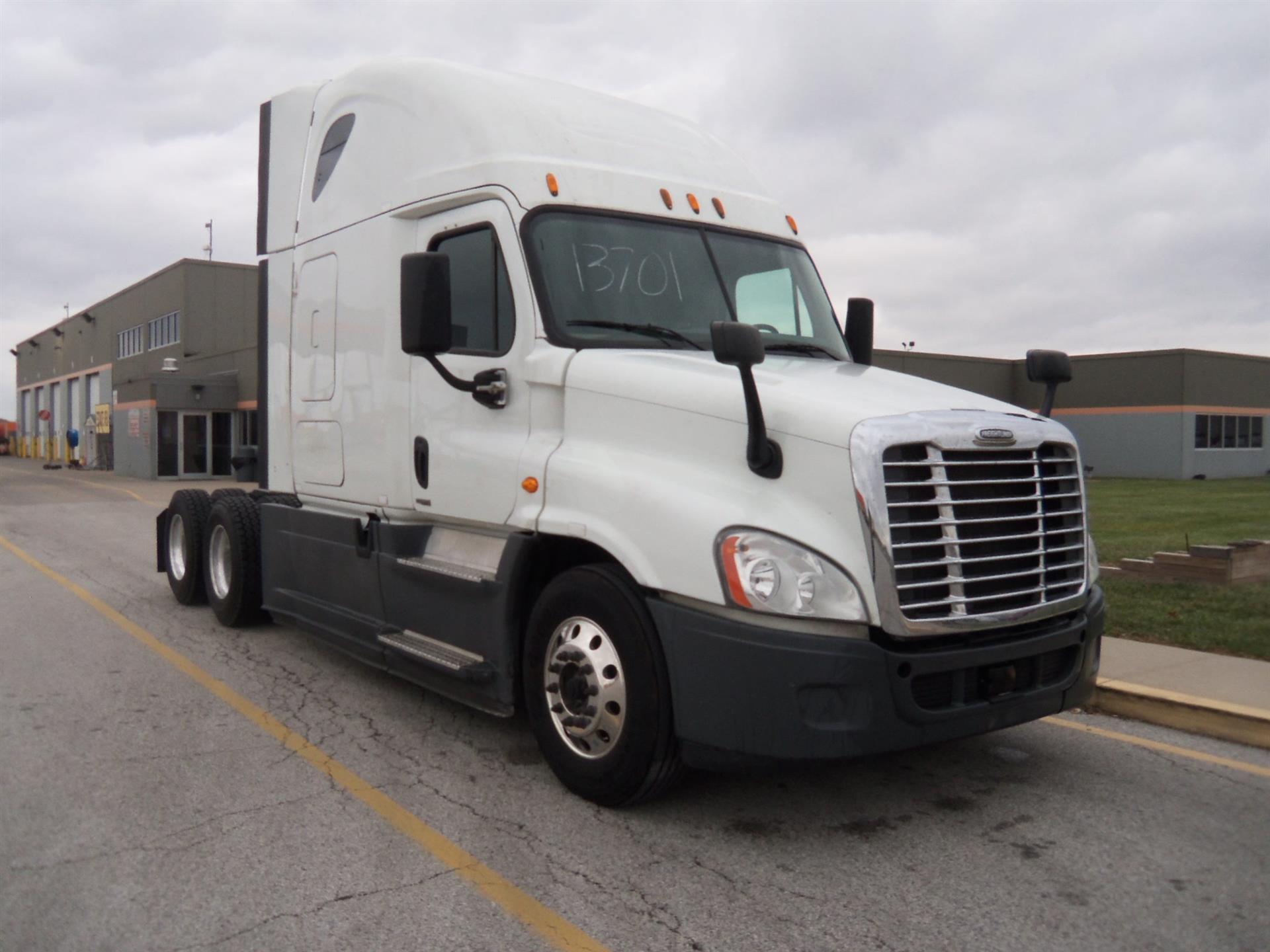 USED 2015 FREIGHTLINER CASCADIA SLEEPER TRUCK #135980