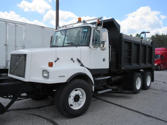 2000 Volvo WG64T - Truck Country