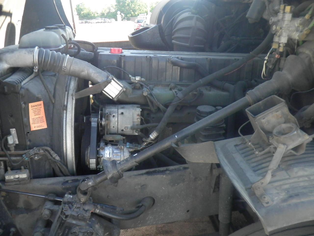 2002 Volvo VNL64T660  
