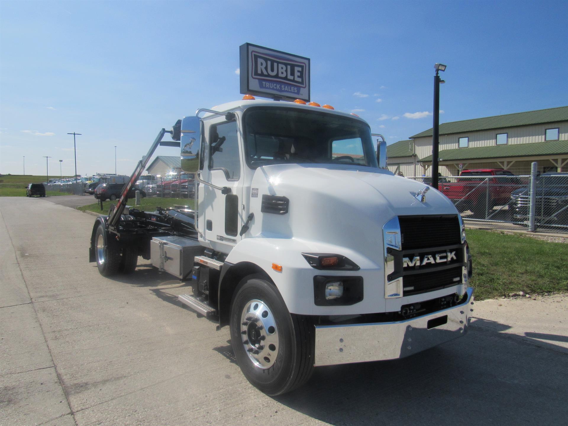 2024 Mack MD742