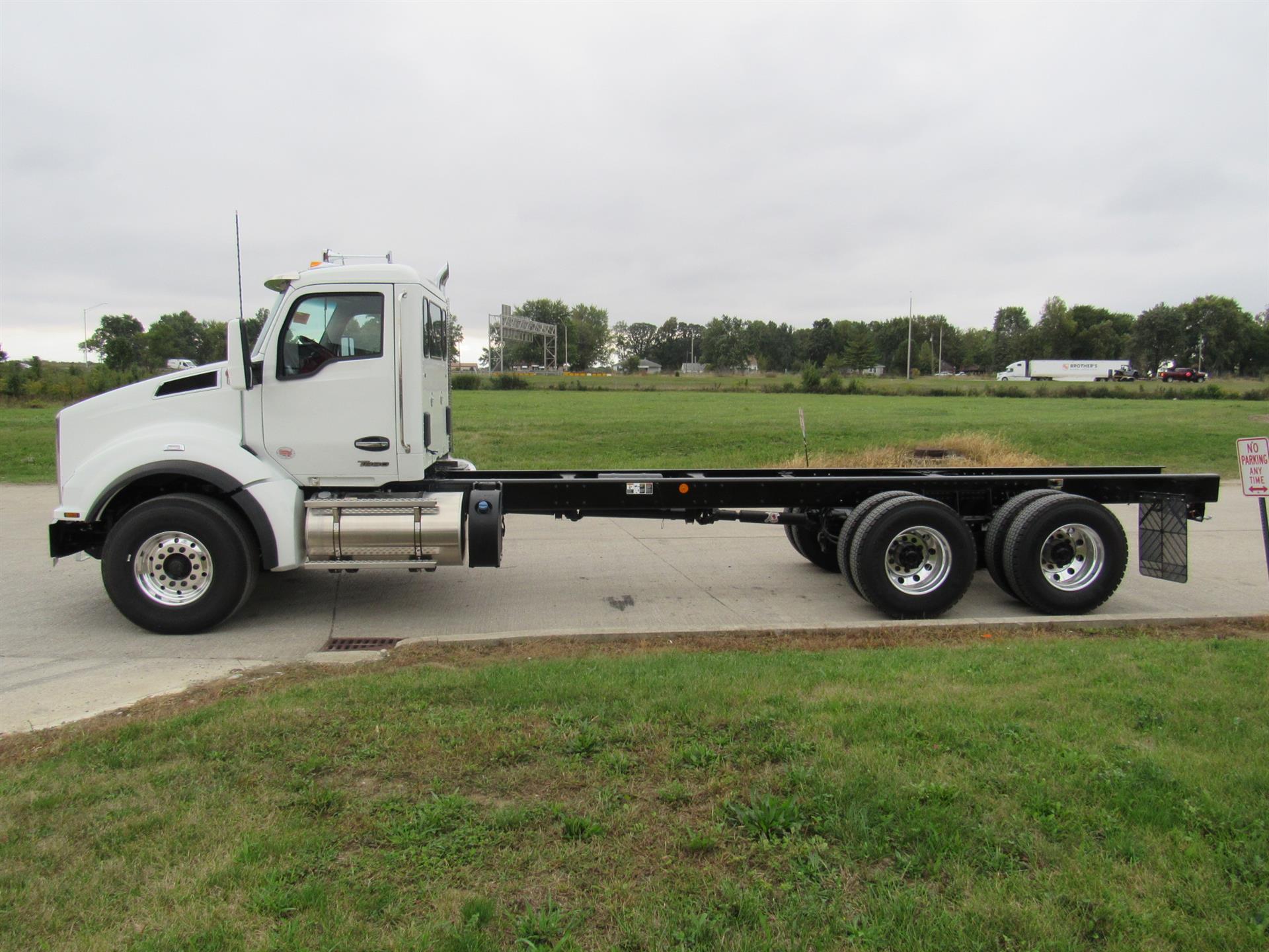 2025 Kenworth T880