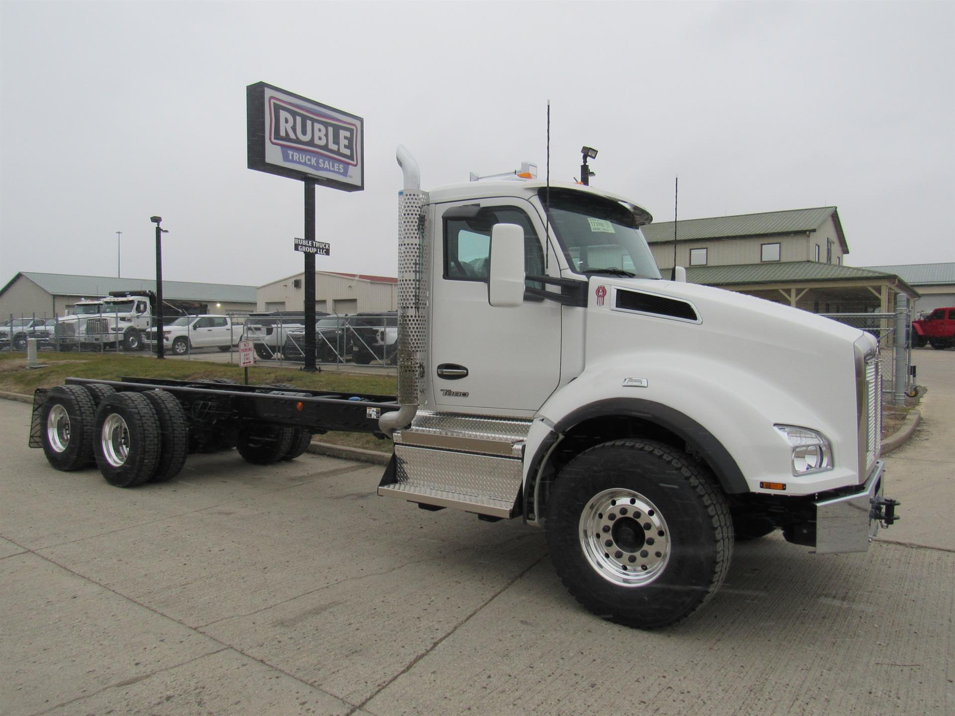 2025 Kenworth T880