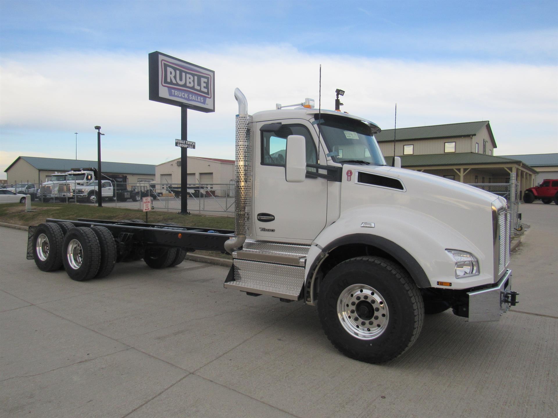 2025 Kenworth T880