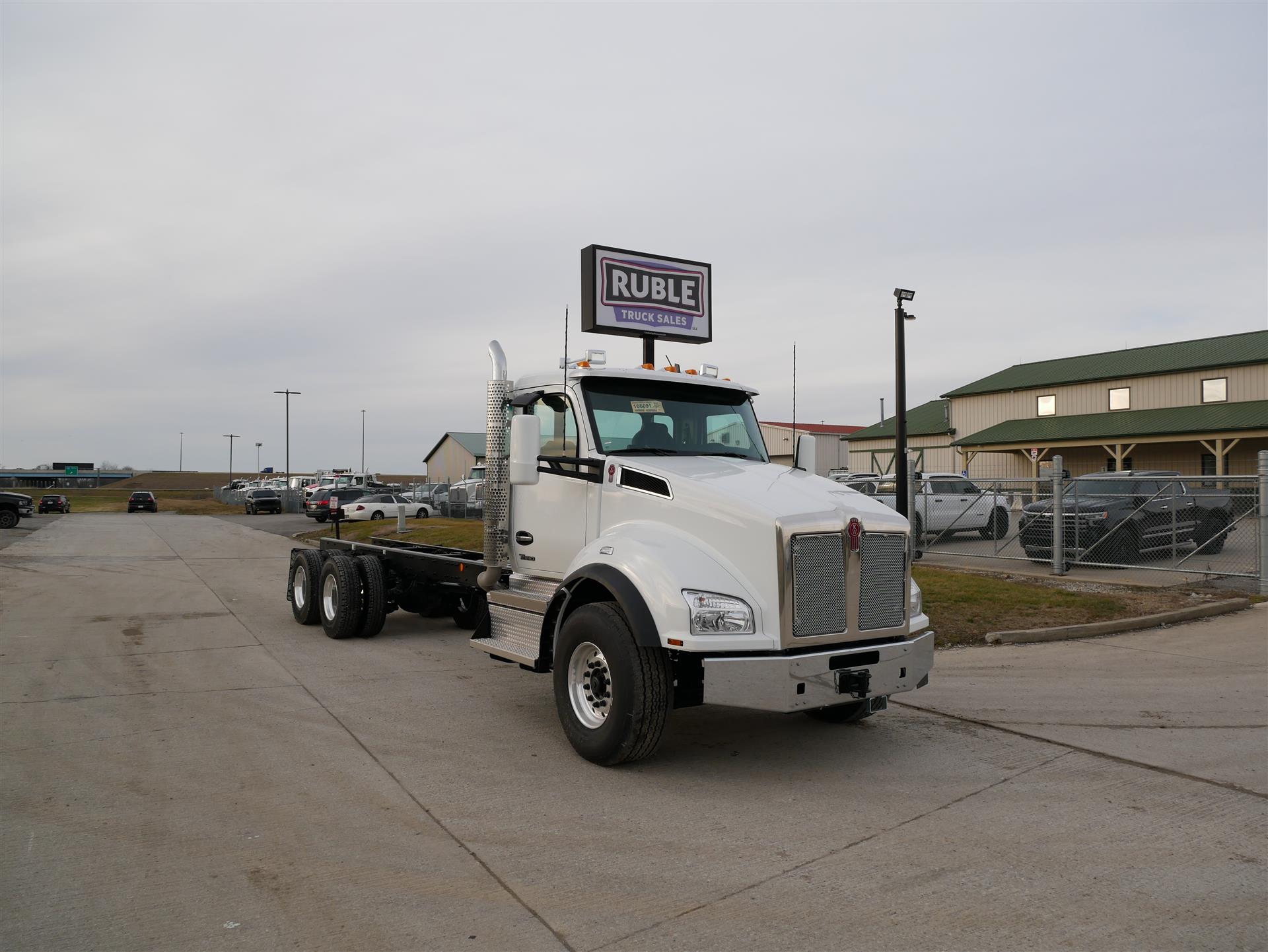 2025 Kenworth T880