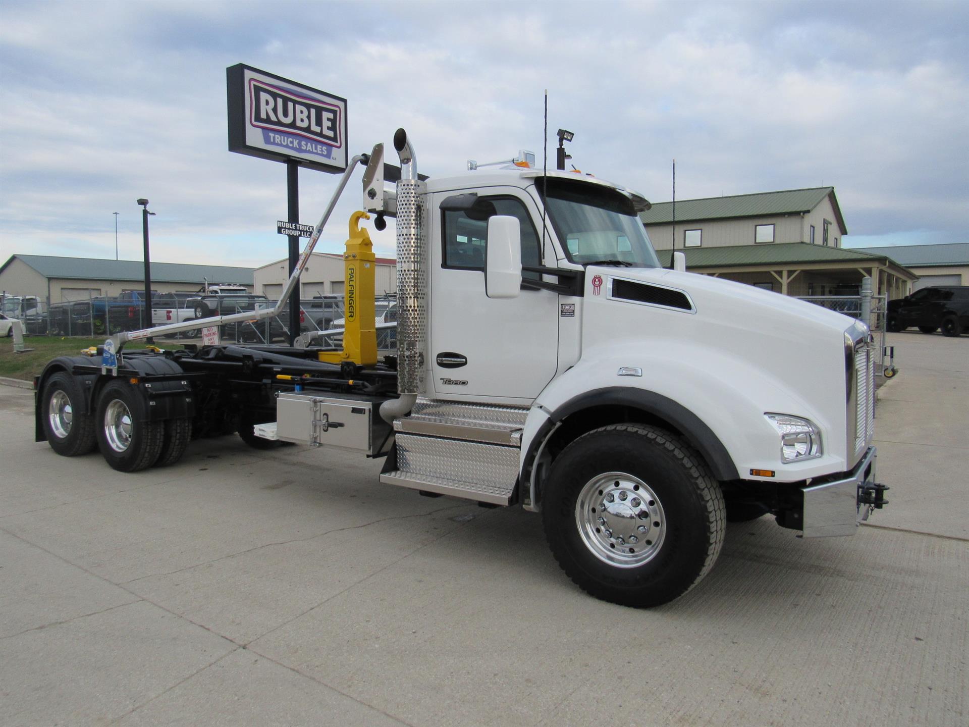 2025 Kenworth T880