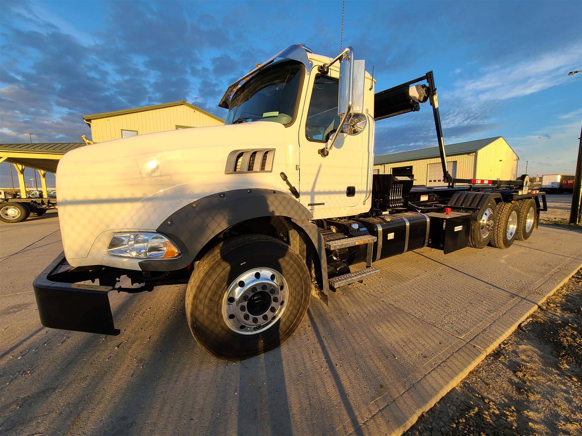 2023 Mack GR64B
