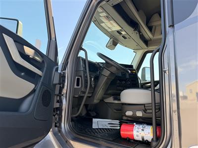 2027 Volvo VNL64T440