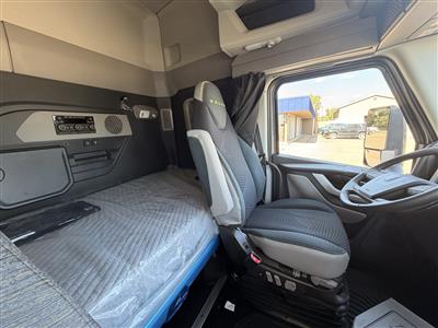 2027 Volvo VNL64T440