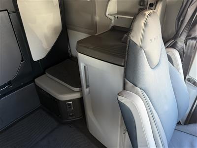 2027 Volvo VNL64T840