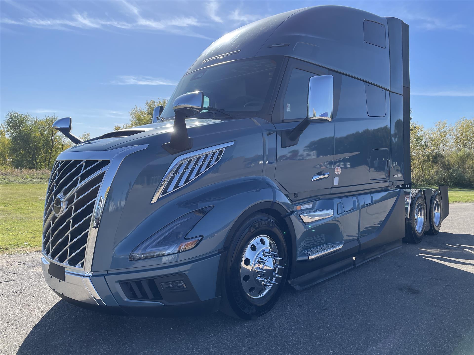 2025 Volvo VNL64T860