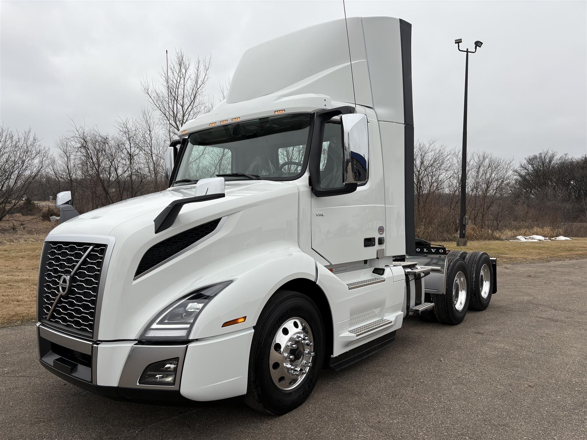 2025 Volvo VNL64T300