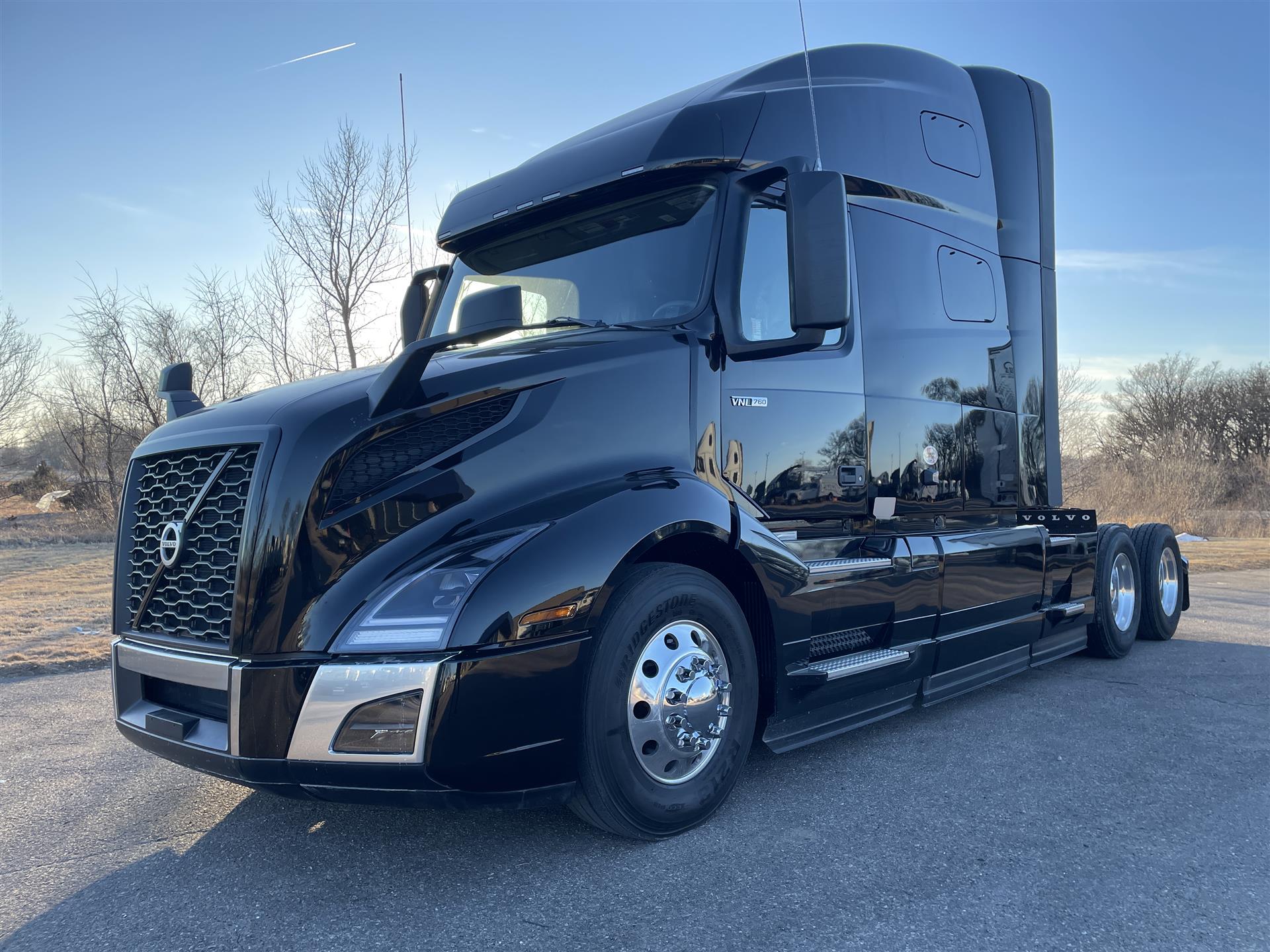 2025 Volvo VNL64T760