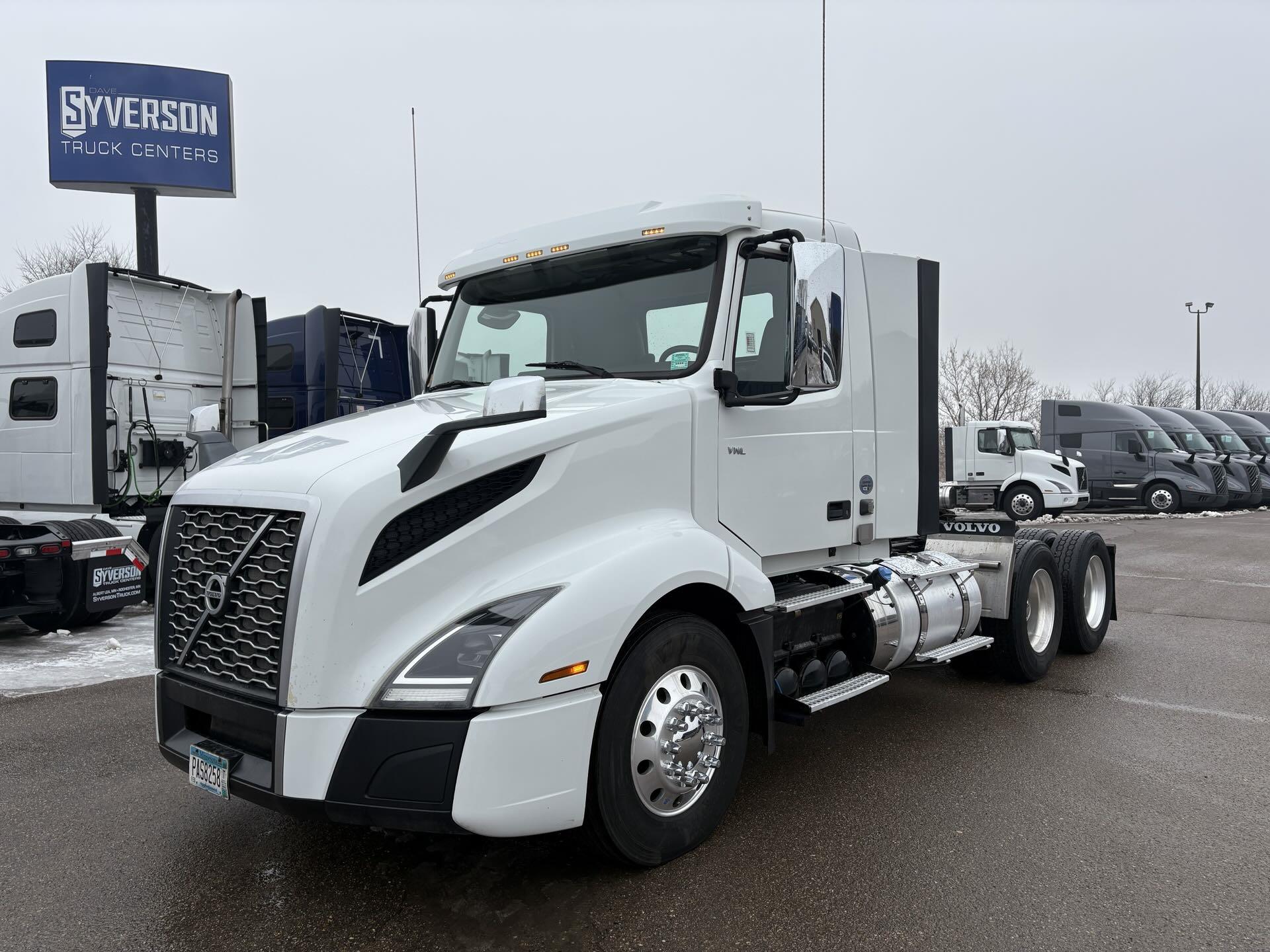2020 Volvo VNL64T300