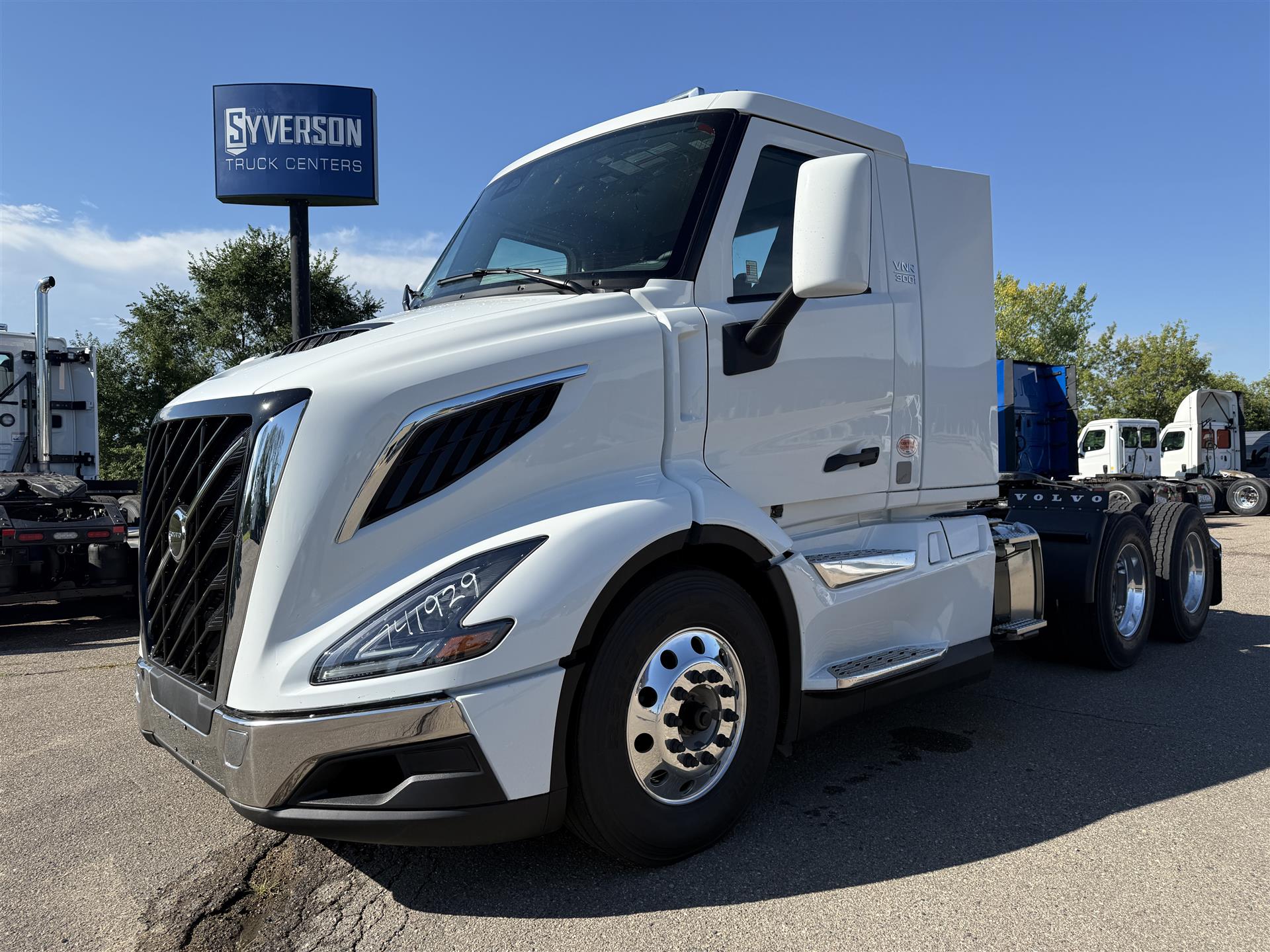 2027 Volvo VNR300