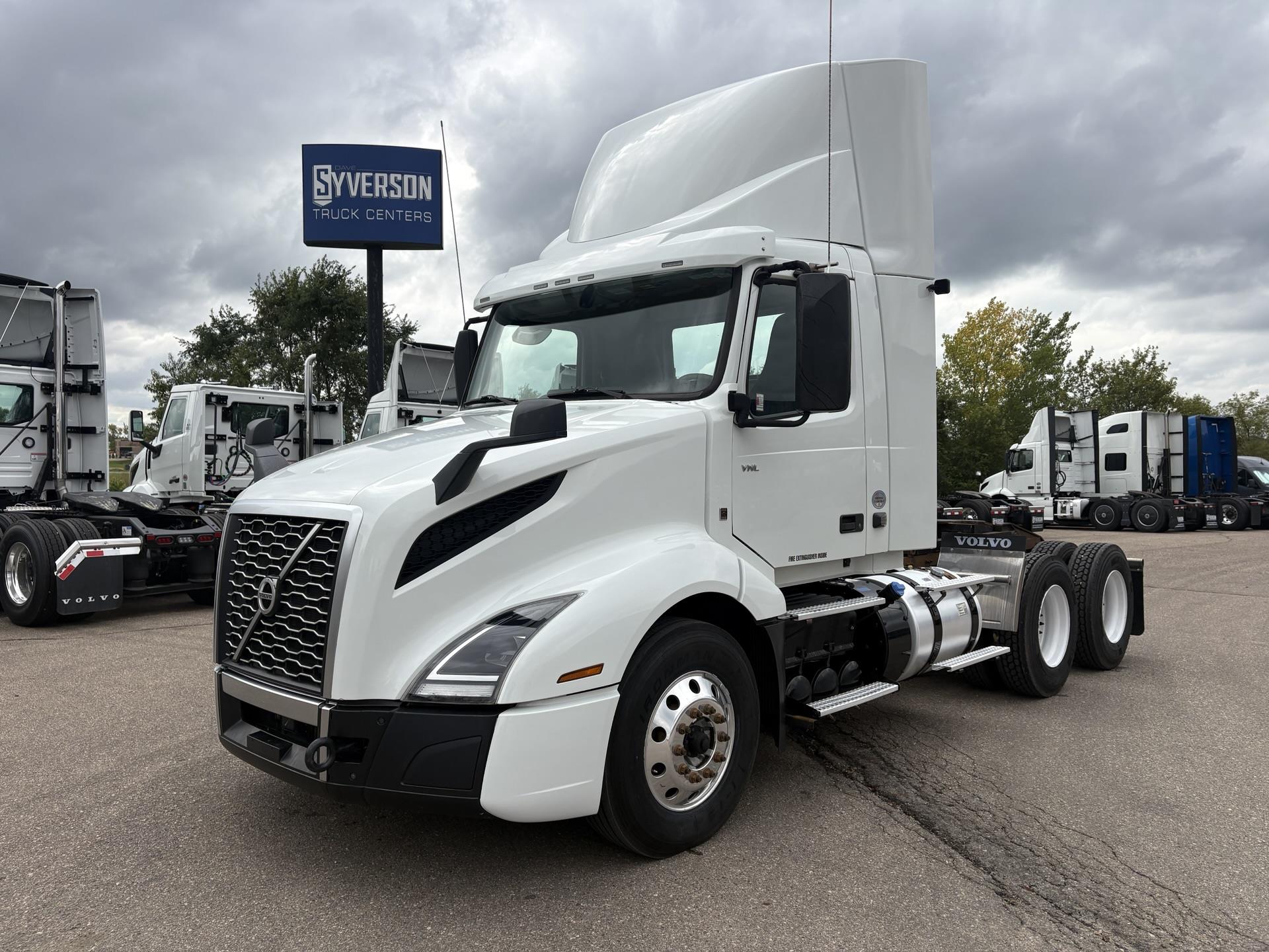 2022 Volvo VNL64T300