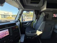 2025 Volvo VNL64T860