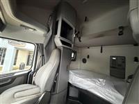 2022 Volvo VNL64T760